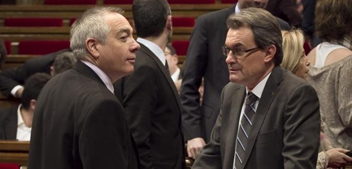 Pere Navarro conversa amb Artur Mas, el 27 de febrer al Parlament.