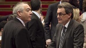 Pere Navarro conversa amb Artur Mas, el 27 de febrer al Parlament.