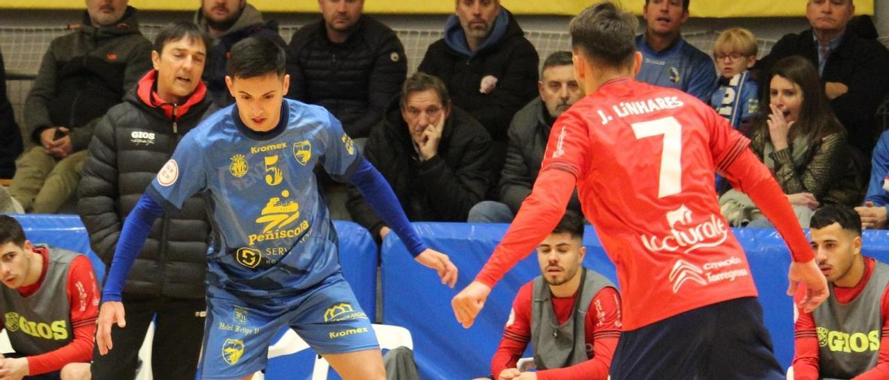 Agustín Plaza, jugador del Peñíscola, en el partido de la Copa del Rey ante Osasuna.