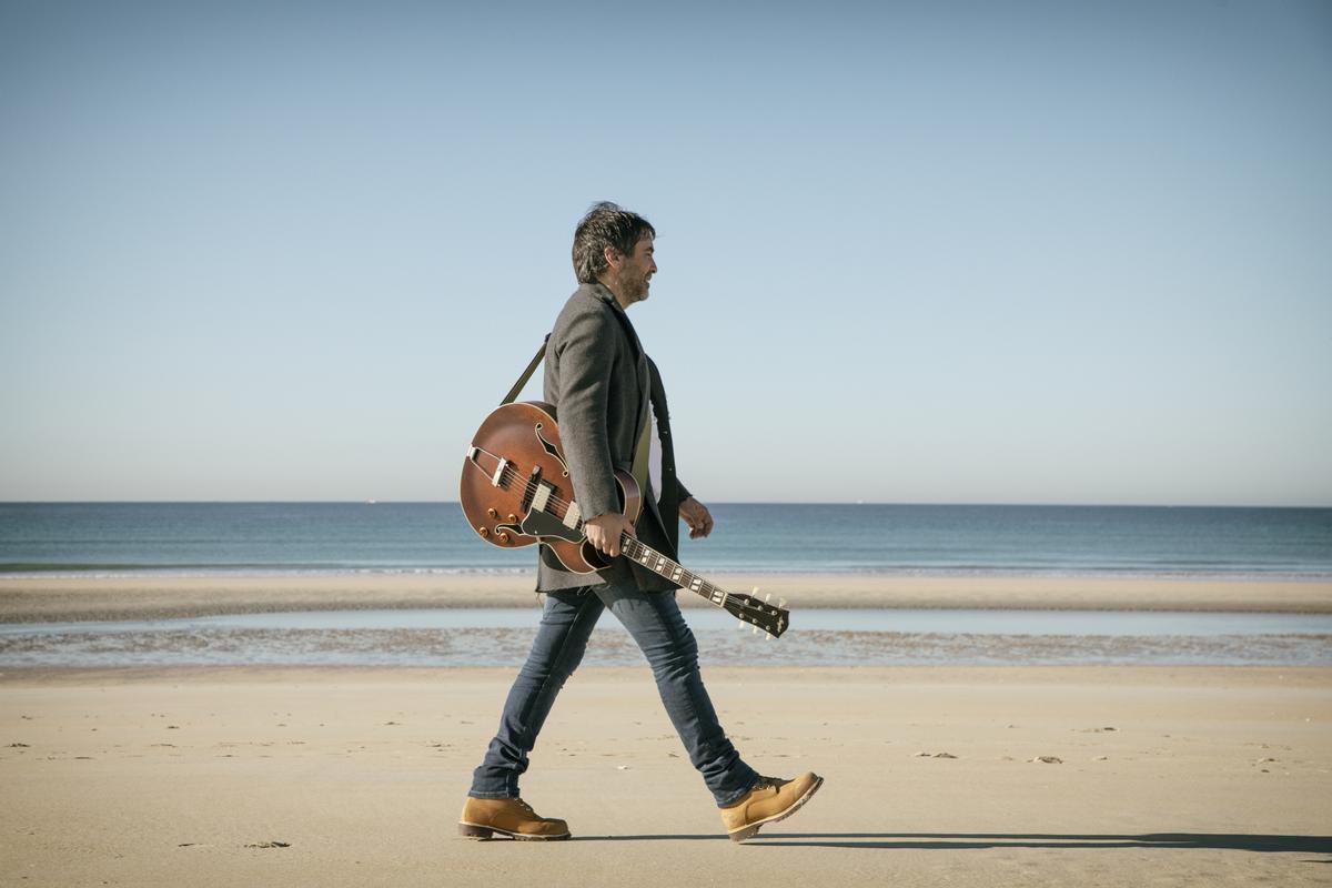 Cacabelos, en una imagen promocional de su disco "Soy", en la playa de A Lanzada