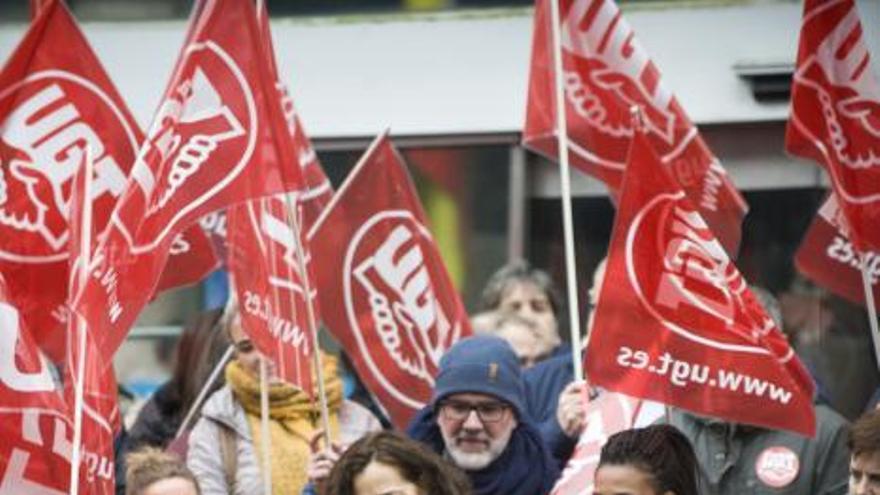 UGT y CCOO se concentran en 49 ciudades contra el despido por enfermar