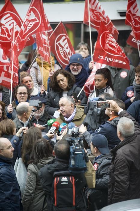 Bajo la consigna No al despido por enfermedad, el secretario general de UGT, Pepe Álvarez, ha participado en la protesta de A Coruña.