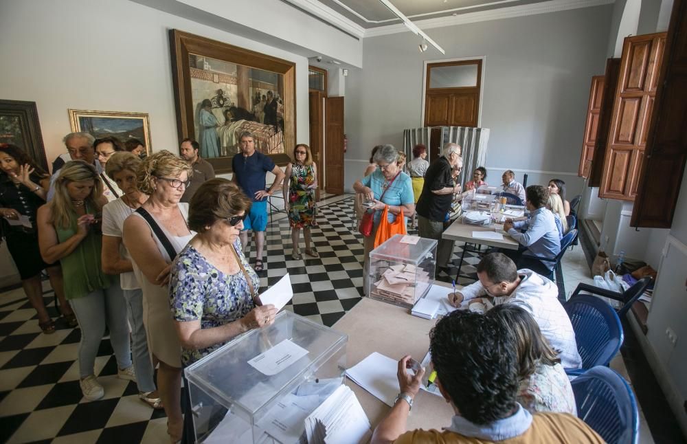 Los alicantinos acuden a votar el 26J