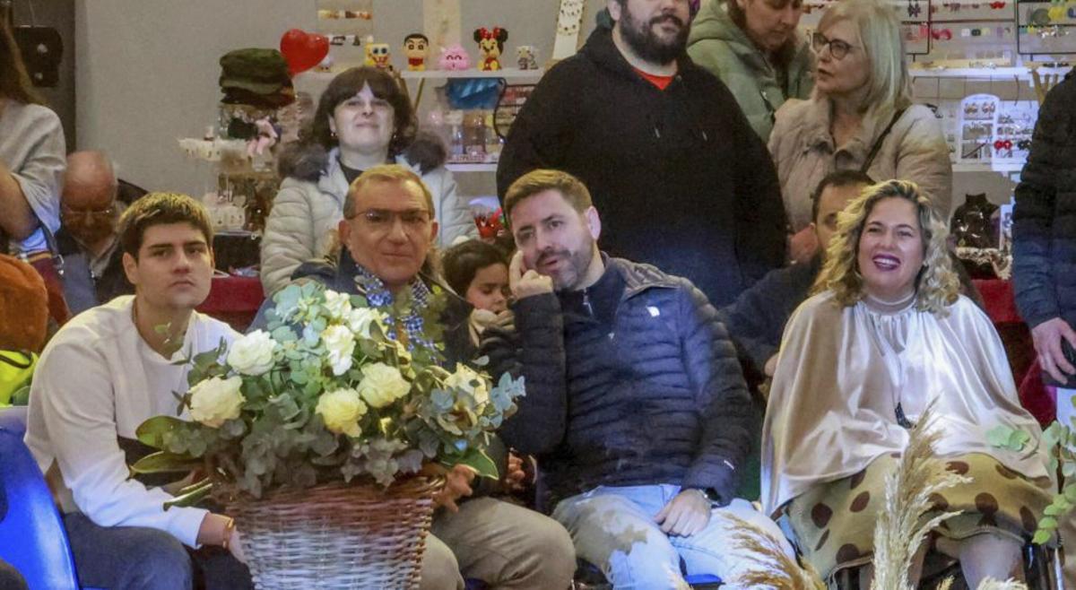 Algunos de los puestos del mercadillo que permaneció todo el día en Peña.  | IÑAKI ABELLA