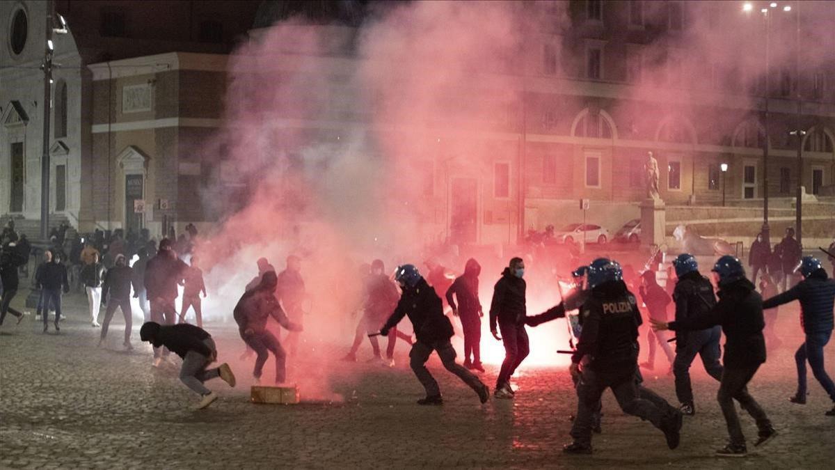 Enfrentamientos entre ultras y policia en la Piazza Del Popolo en Roma