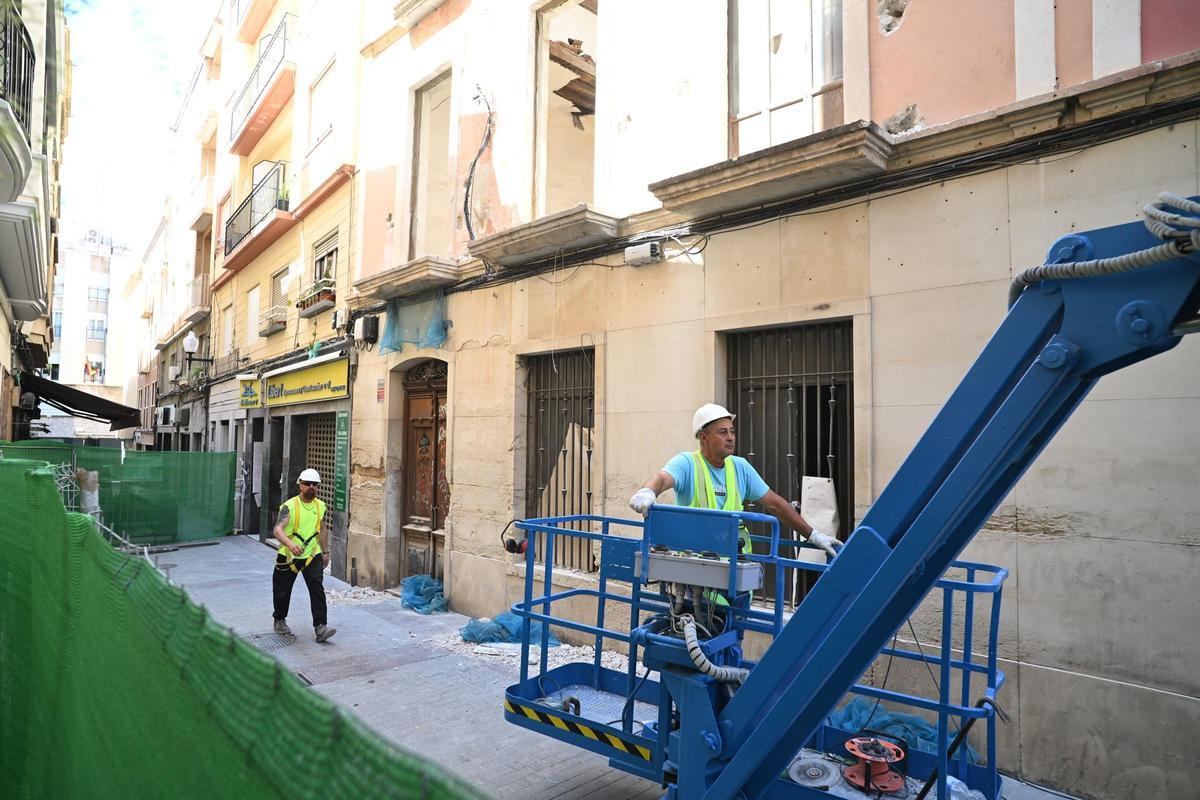 Los trabajos tendrán una duración máxima de un mes para acabar con el edificio de la Banca Peral, en Elche