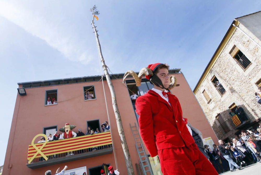 Cornellà del Terri celebra la plantada de l'Arbre i el Ball del Cornut