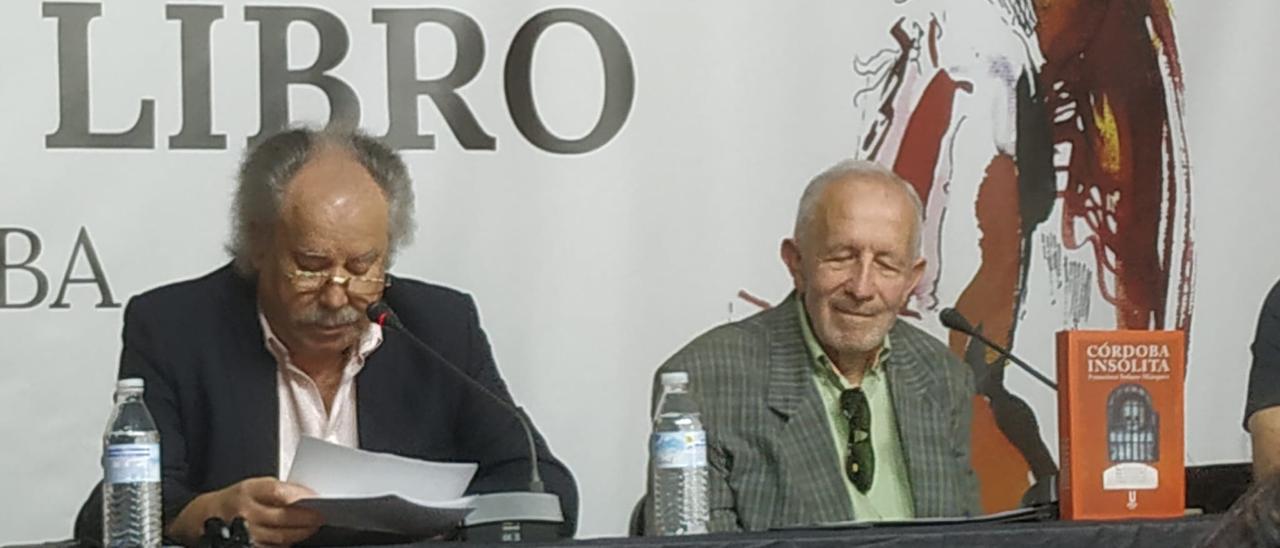 Manuel Fernández (autor de este arctículo) y Paco Solano, durante el acto celebrado en la Feria del Libro de Córdoba..