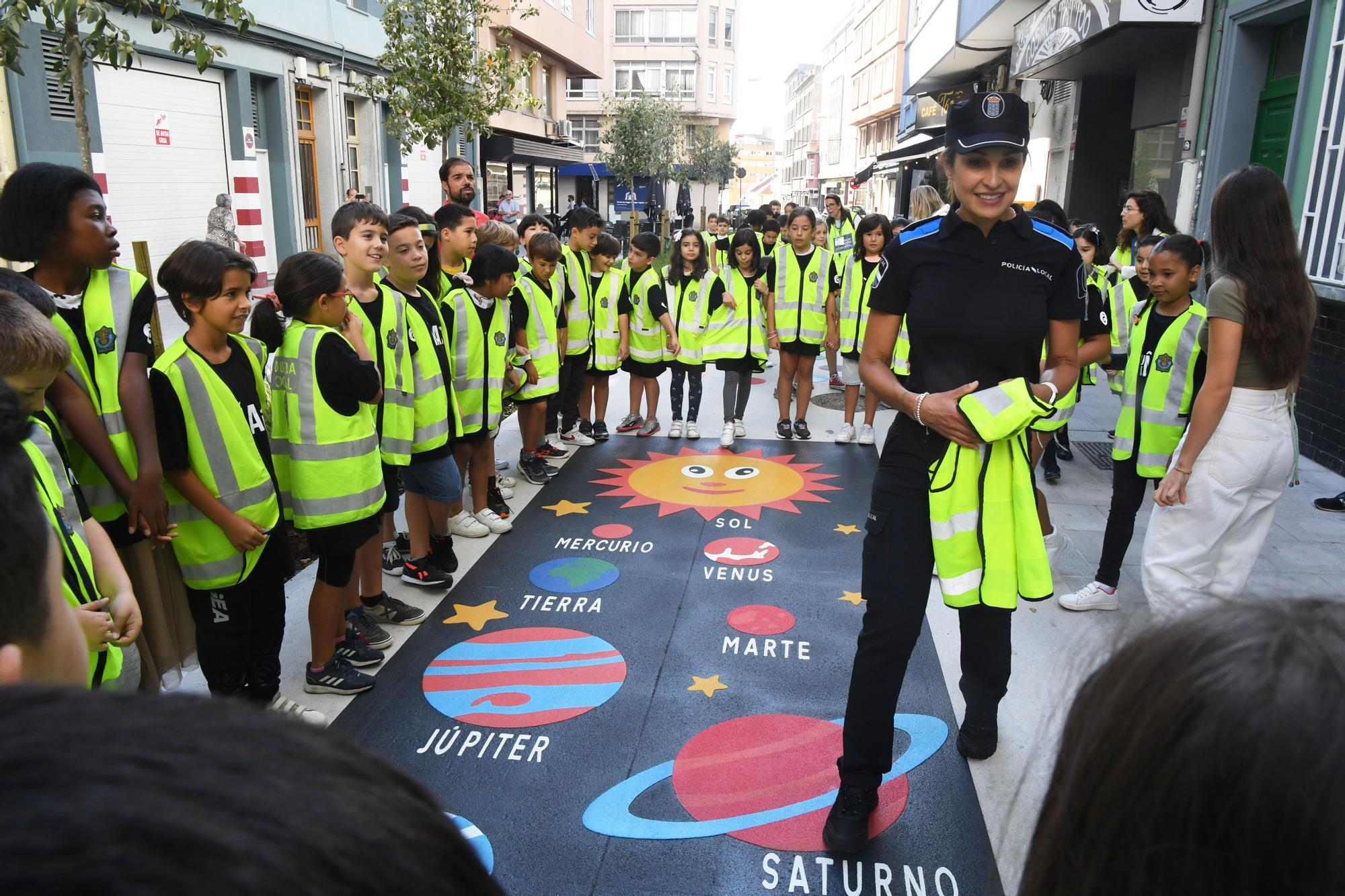 La alcaldesa acompaña a escolares del colegio Sagrada Familia en una actividad de educación vial