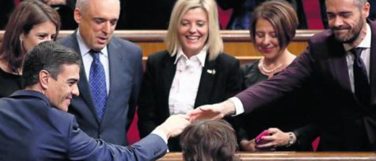 Pedro Sánchez, junto a la vicepresidenta, Carmen Calvo, saluda a diputados socialistas.