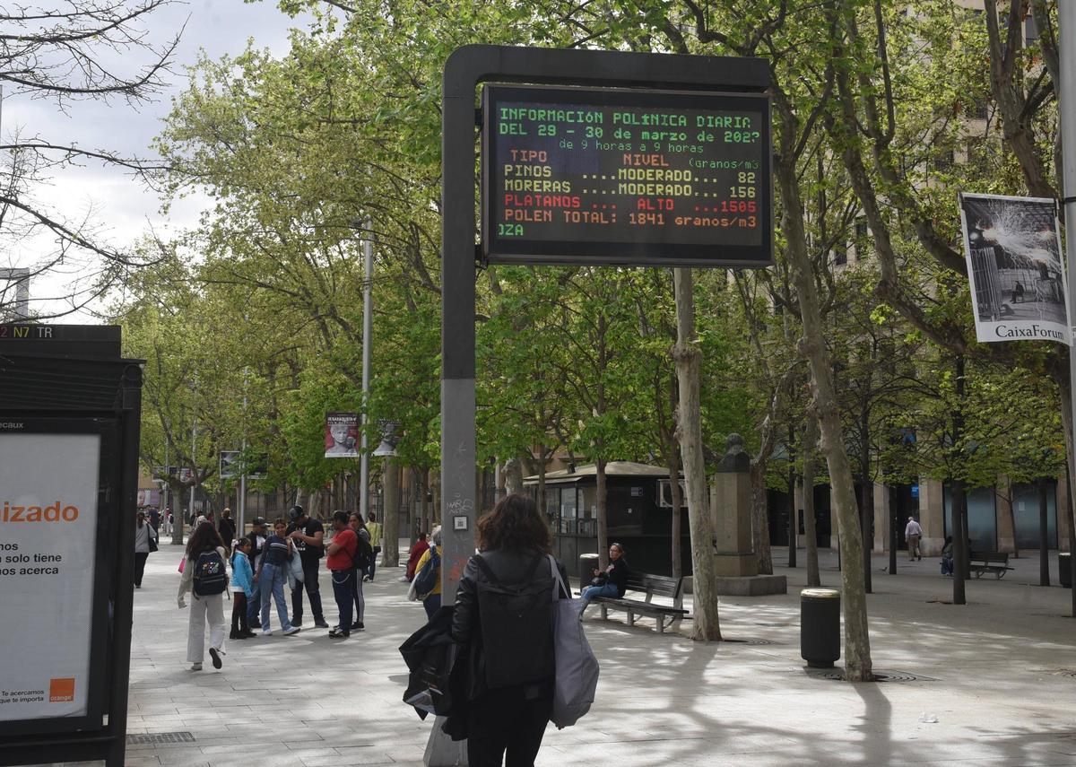 Panel informativo en plaza Aragón, que se actualiza diariamente.