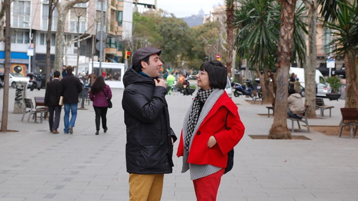 Bruno y Titika conversan en la calle de Enric Granados de Barcelona.