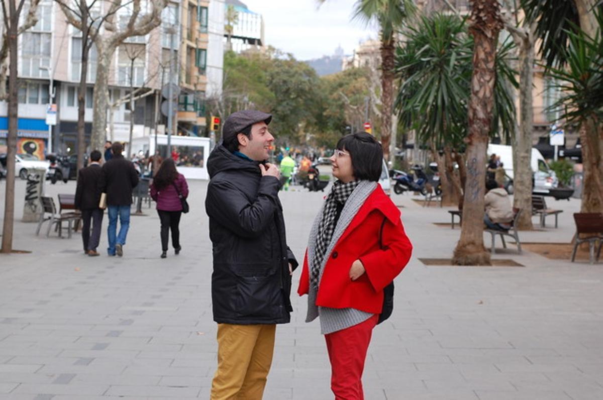 Bruno i Titika conversen al carrer d’Enric Granados de Barcelona. Bruno i Titika conversen al carrer d’Enric Granados de Barcelona.