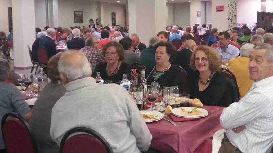 Asistentes a la comida de Navidad de los mayores de Onís.