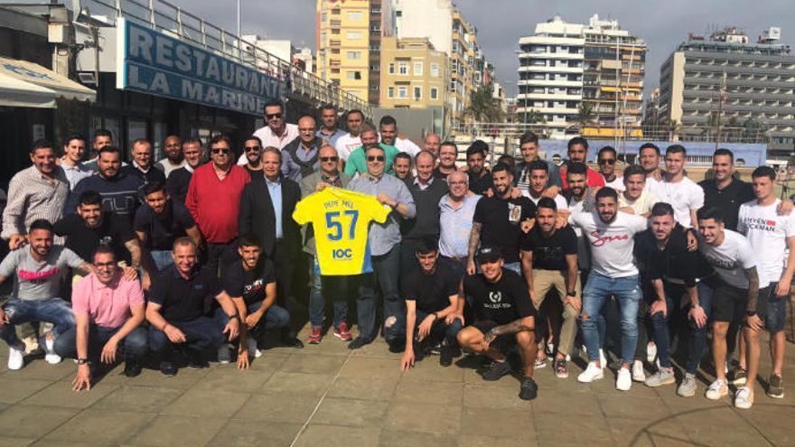 Mel, junto al presidente Ramírez y el resto del plantel, ayer, junto a la puerta del restaurante La Marinera, en La Puntilla.