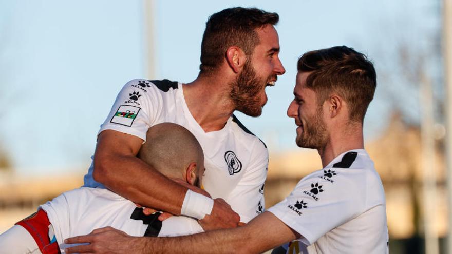 Carlos, Chechu y Connor celebran el último gol en Llagostera