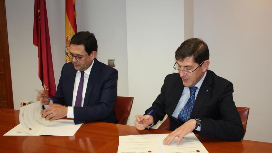 El consejero Manuel Villegas (d), y el director general de la Fundación Amancio Ortega, Óscar Ortega, durante la firma del convenio