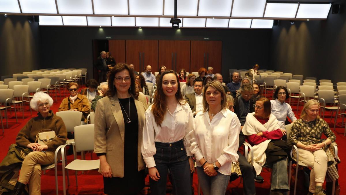 Por la izquierda, Pilar Fernández, Jimena Aller y Sandra Losada, antes del inicio del coloquio. CLUB LA NUEVA ESPAÑA. DIA INTERNACIONAL DE LA MUJER. COLOQUIO SOBRE EL FEMINISMO