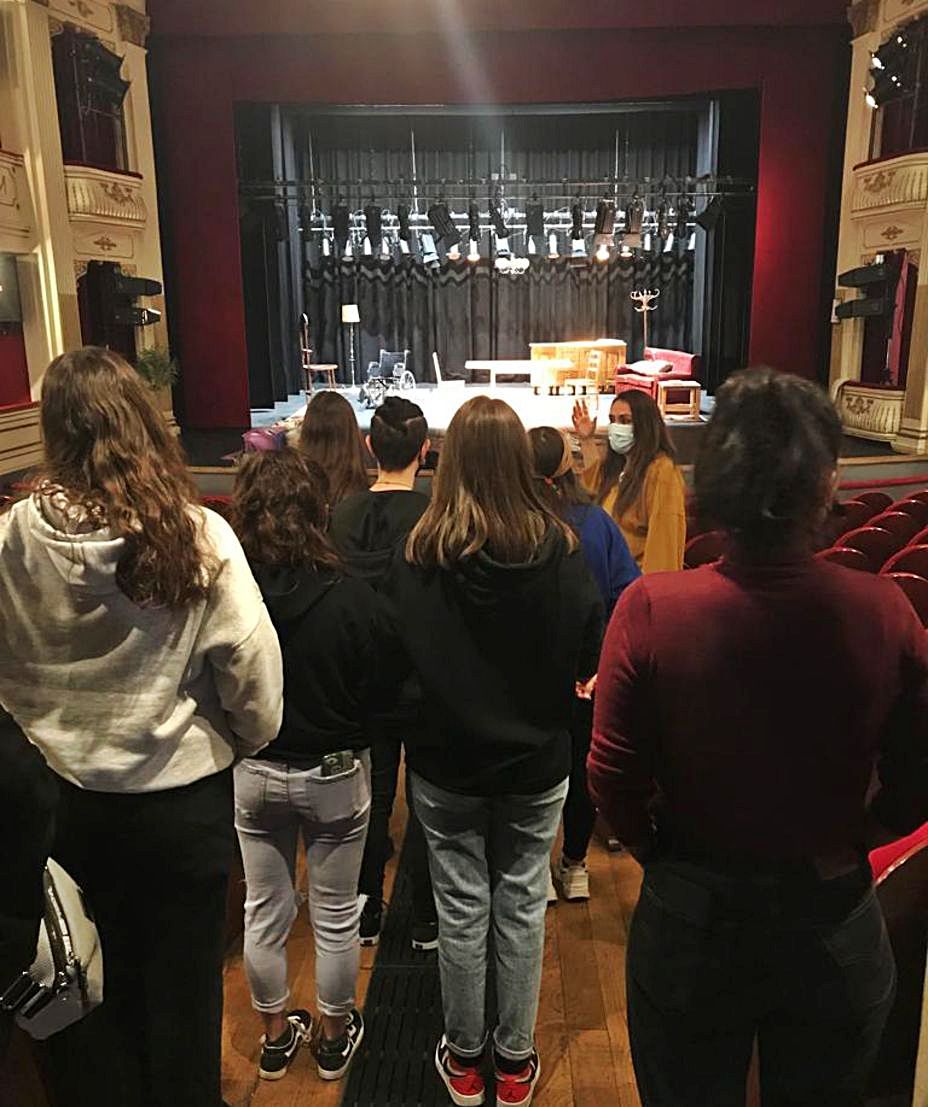 Carolina África (fondo derecha) guía a los jóvenes por el teatro.