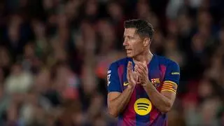 El Barça regala una victoria a un emocionado Lewandowski, que se despide sin poder marcar