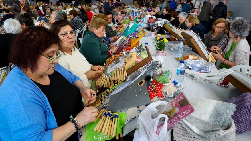 Los bolillos suenan al ritmo de las mejores puntillas y encajes en Meaño