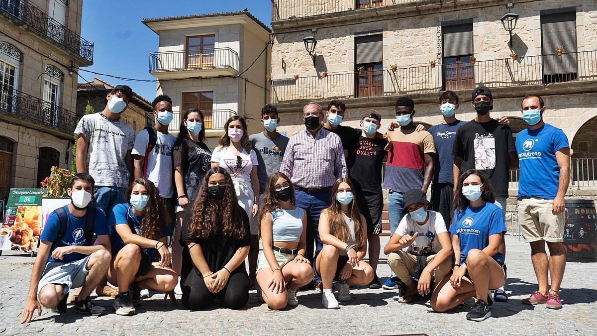 Los jóvenes participantes en el campo de voluntariado acompañados por el alcalde de Fermoselle y la directora del Instituto de Juventud. | J. Luis Fernández