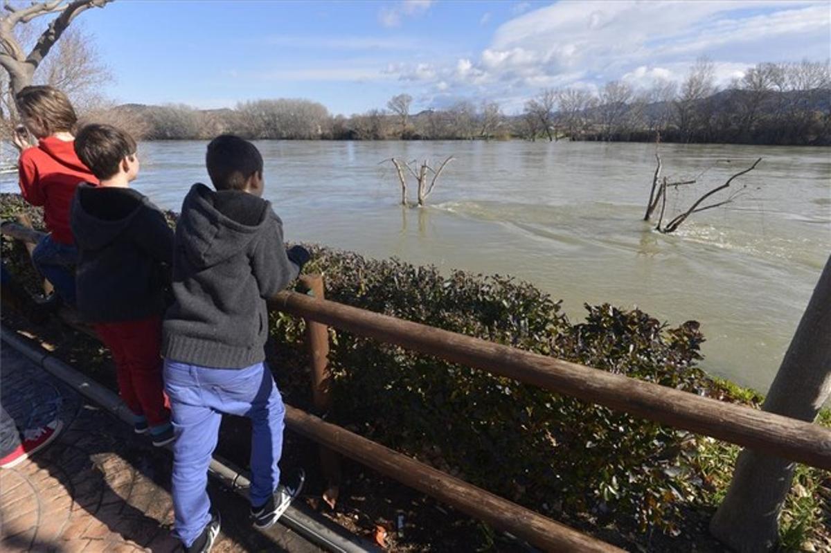 Uns nens contemplen el curs de l’Ebre al seu pas per la localitat d’Ascó.