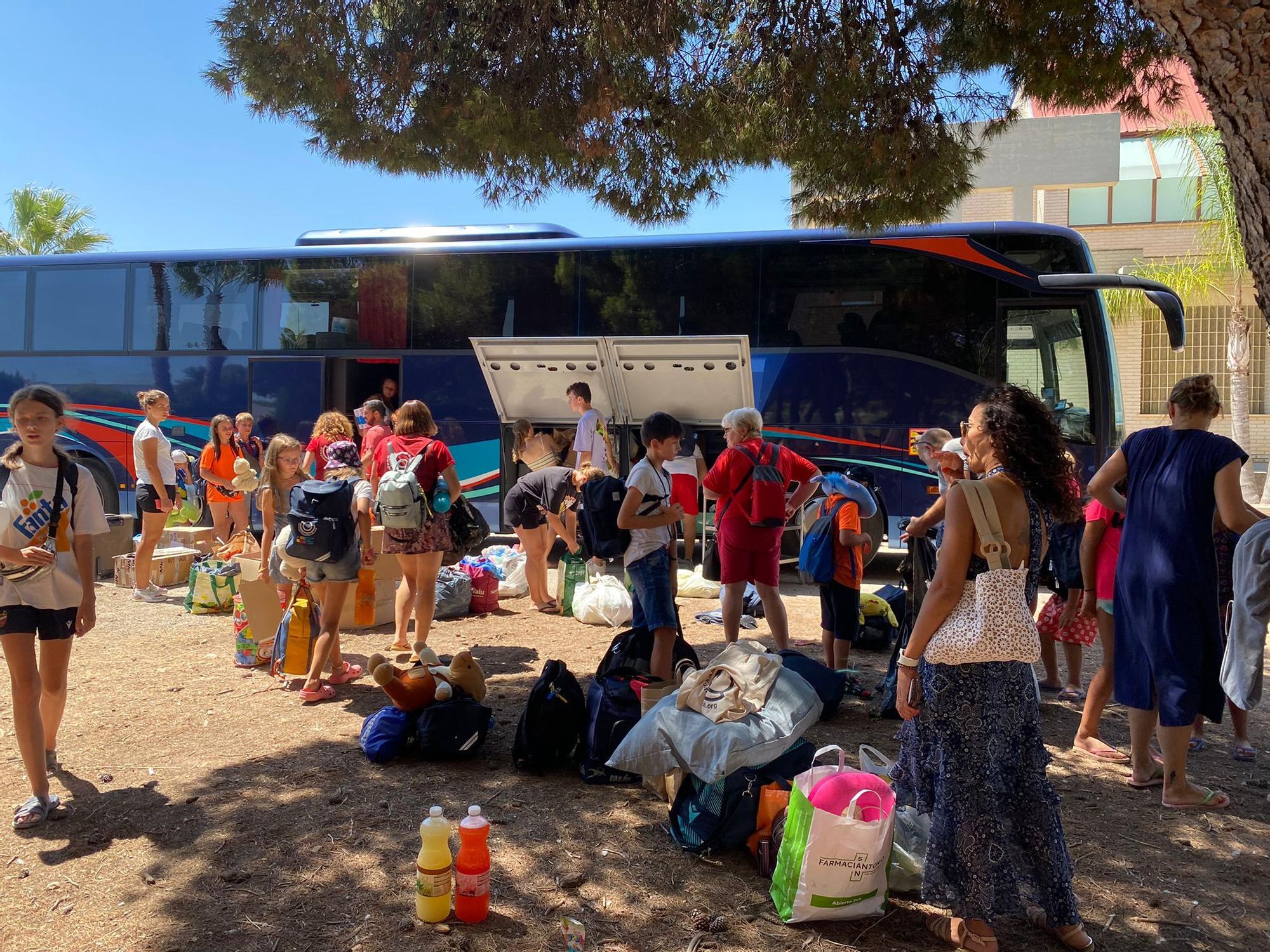 Lágrimas en la despedida de los menores que deben volver a Ucrania