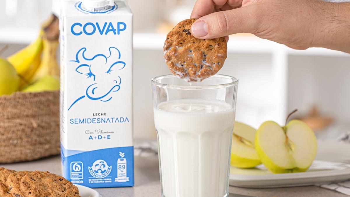 Mojando una galleta en un vaso dee leche COVAP