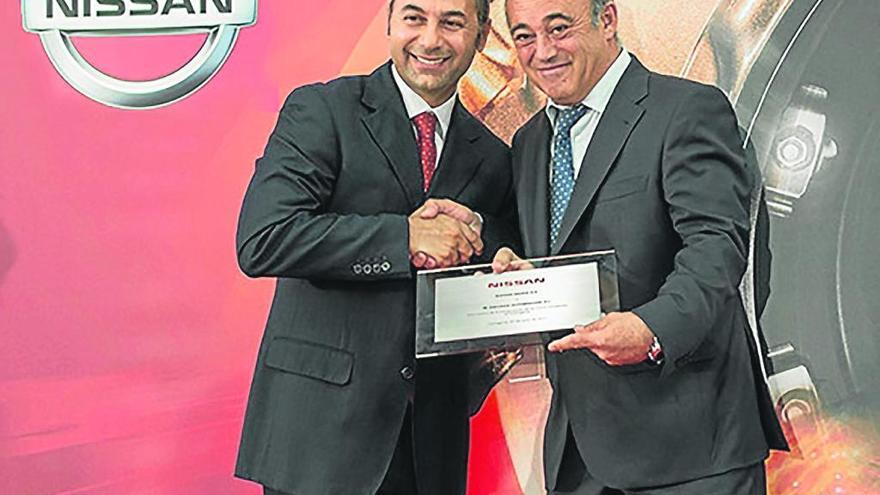 Marco Toro (izquierda) selló el acuerdo con Manuel Gallego, en el acto de presentación de las nuevas instalaciones