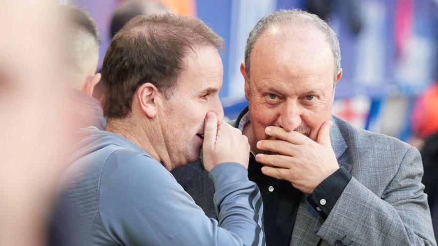 Arrasate y Benítez hablan al comienzo del partido.