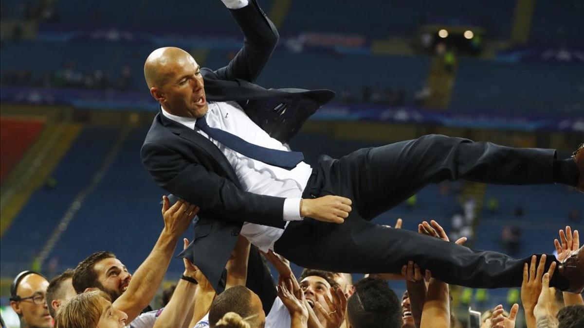 Zidane es manteado por los jugadores nada más terminar el partido en San Siro