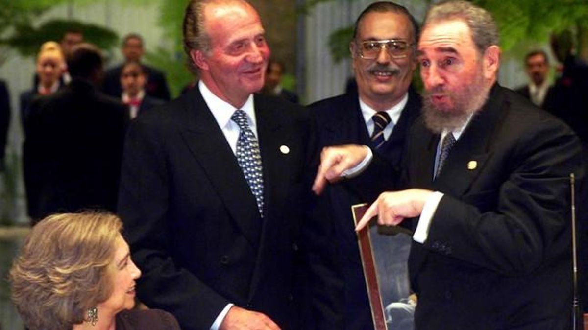 1999 - Sopar amb el rei Joan Carles i amb la reina Sofia al palau de la Revolució, a l’Havana.