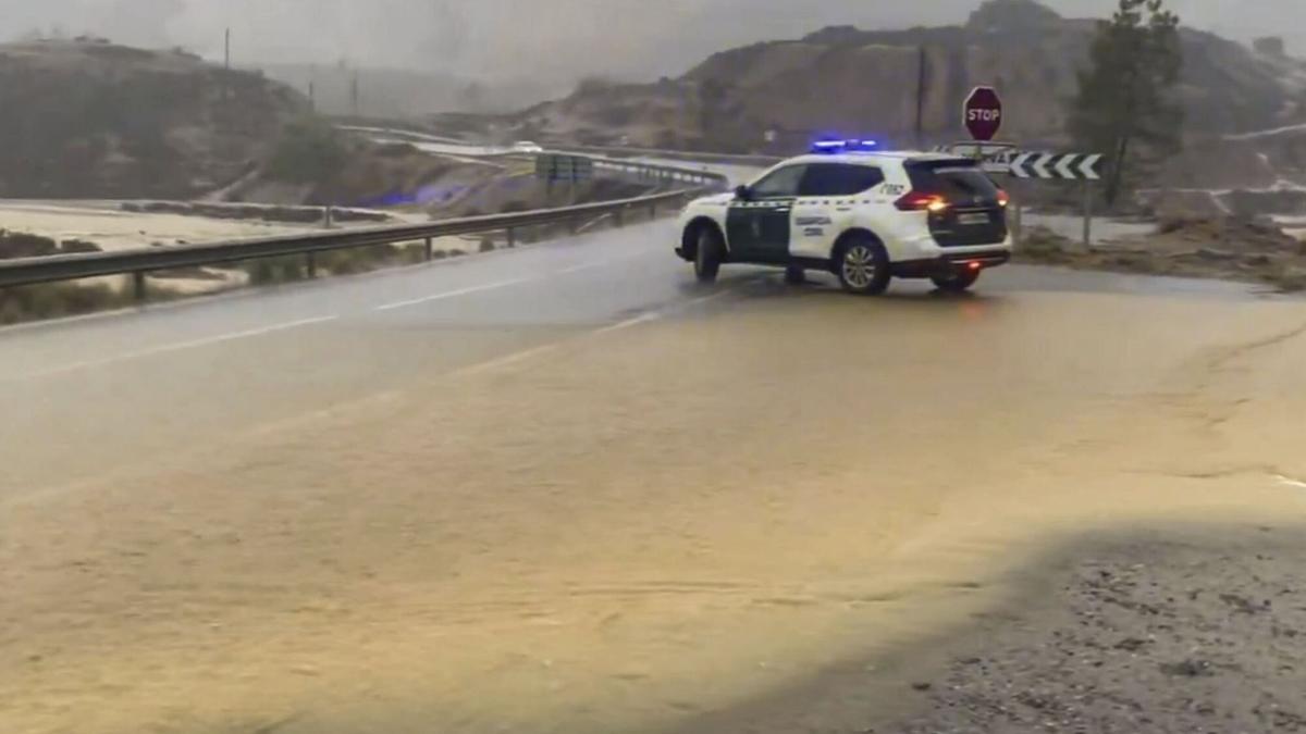 Vista de una carretera en la localidad onubense de Nerva, donde el desbordamiento del barranco de Santa María ha inundado el pueblo.