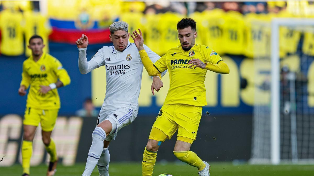 El madridista Fede Valverde y el ‘groguet’ Álex Baena, durante el partido de la primera vuelta en Vila-real.