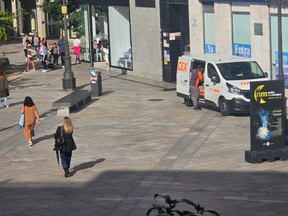 La circulación rodada no cesa en las zonas peatonales de Vilagarcía, ni siquiera con el control policial ejercido.