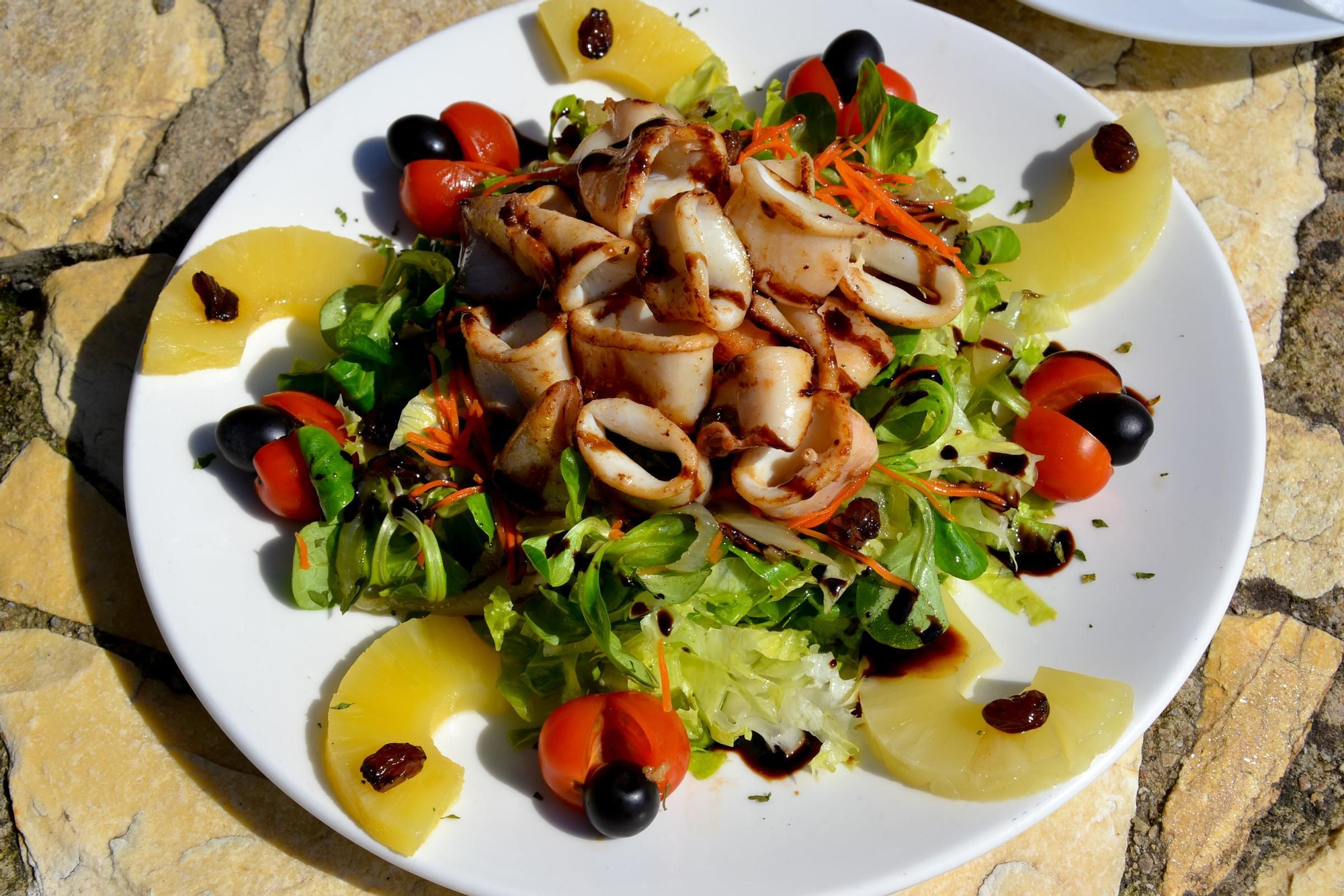 Ensalada de chipirones, pan frito y piña. 