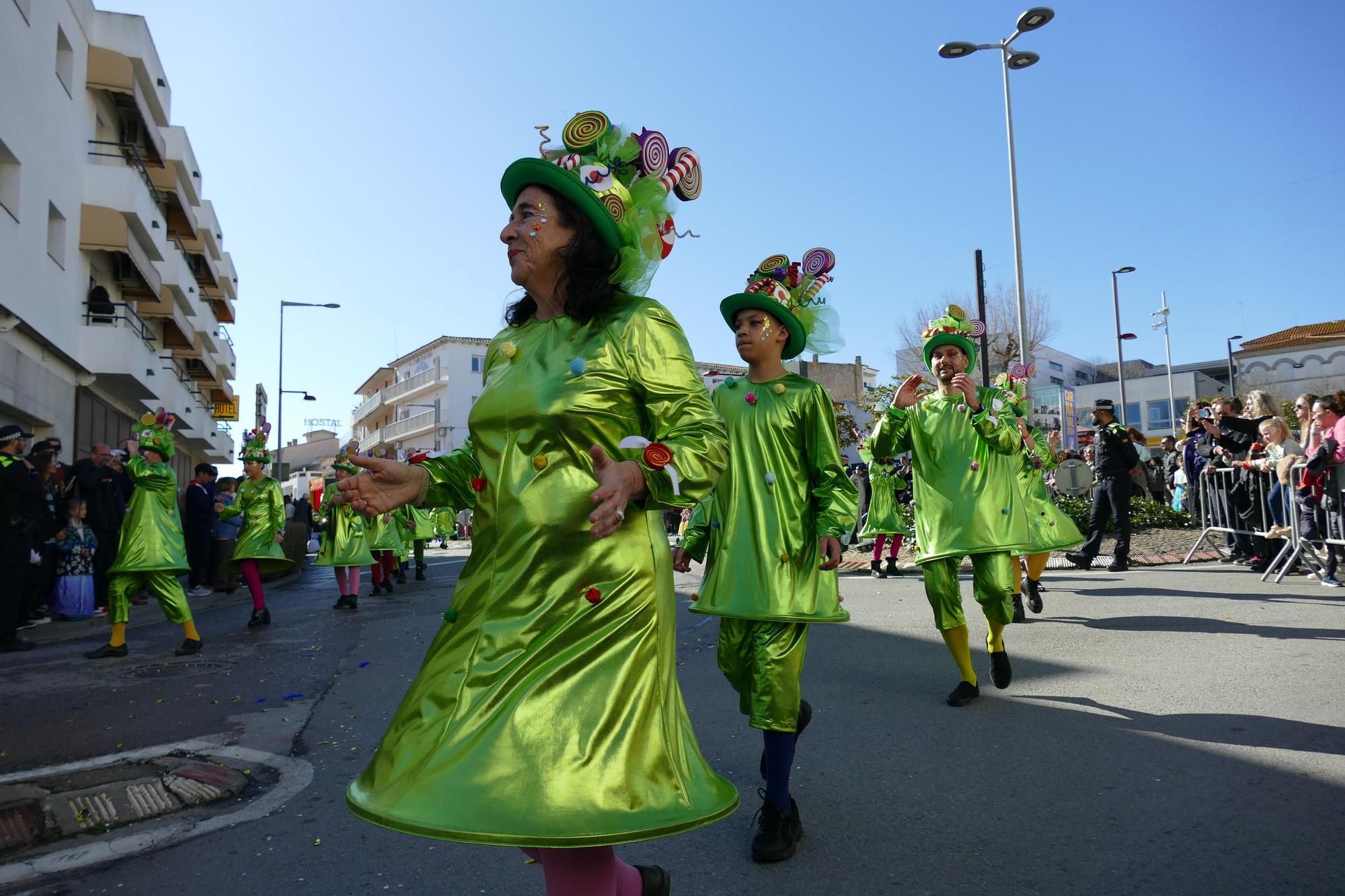 L'Escala s'acoloreix amb la rua de carnaval