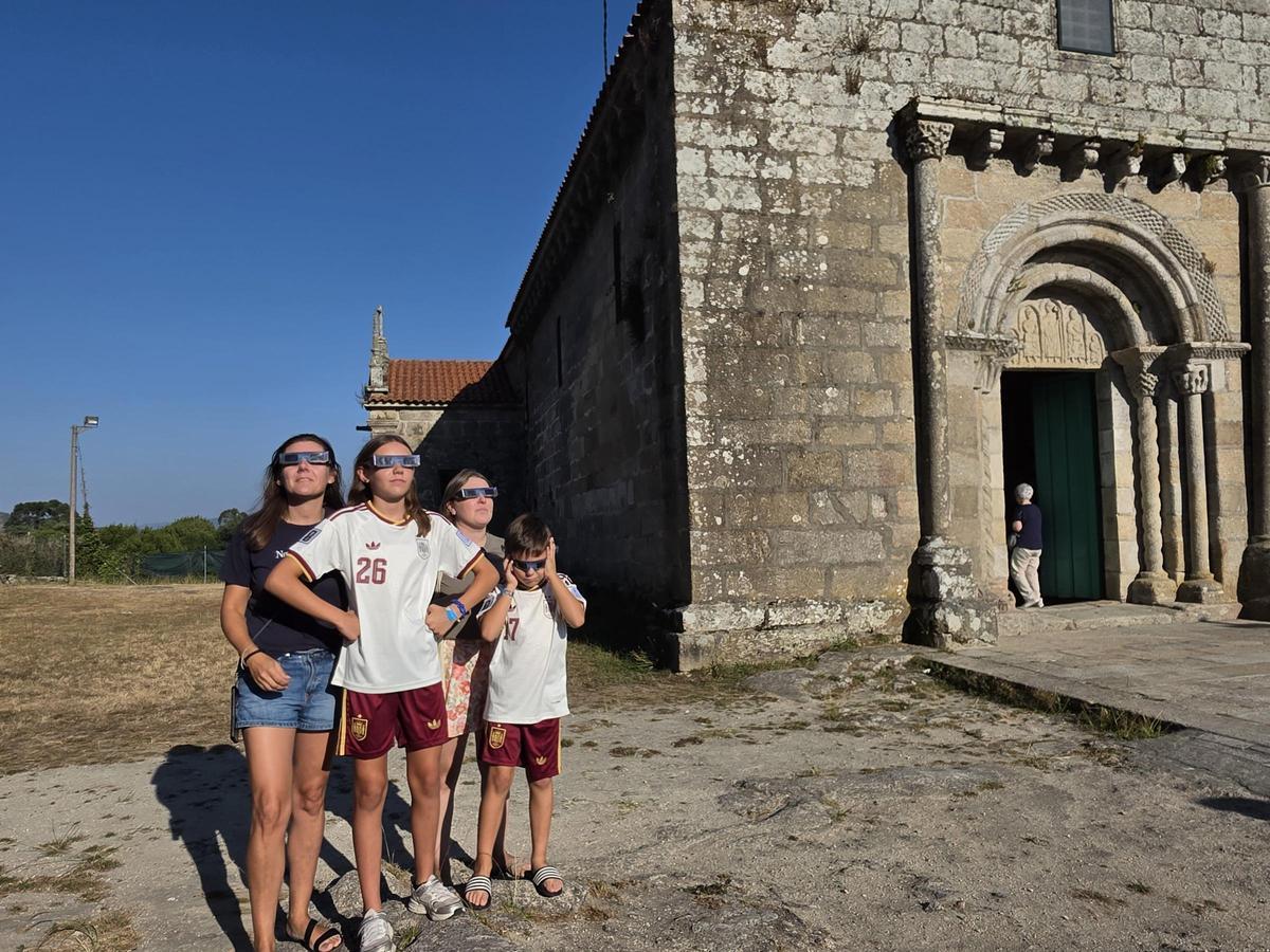 Una familia disfuta del espectáculo en el atrio de San Martiño.