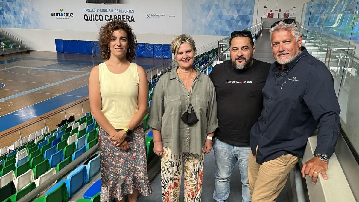 De izquierda a derecha, Alicia Cebrián, Carmen Fernández y dos representantes empresariales de Asnáutica, Toni González y Tomás Arteaga.