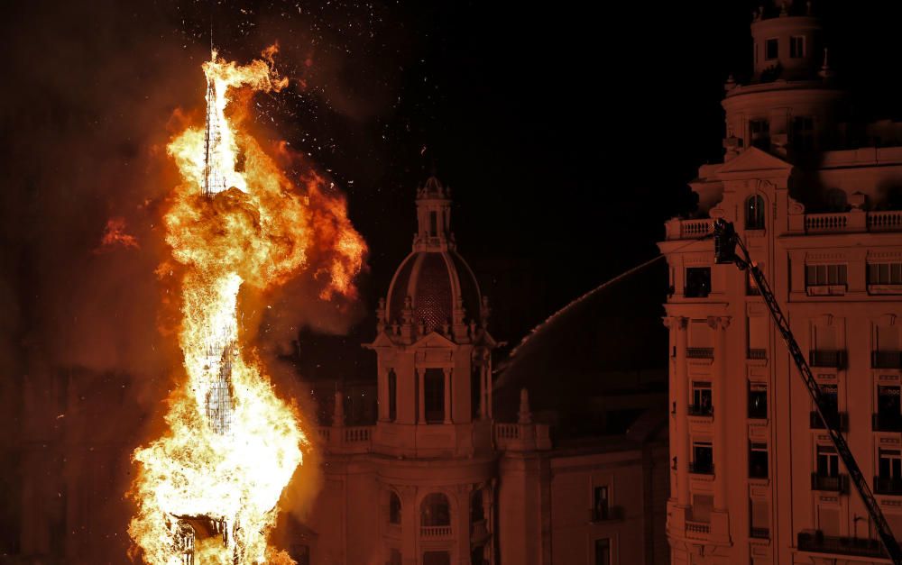 Así ha sido la 'cremà' de las Fallas 2017