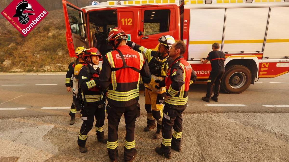 Bomberos en el incendio de Tàrbena