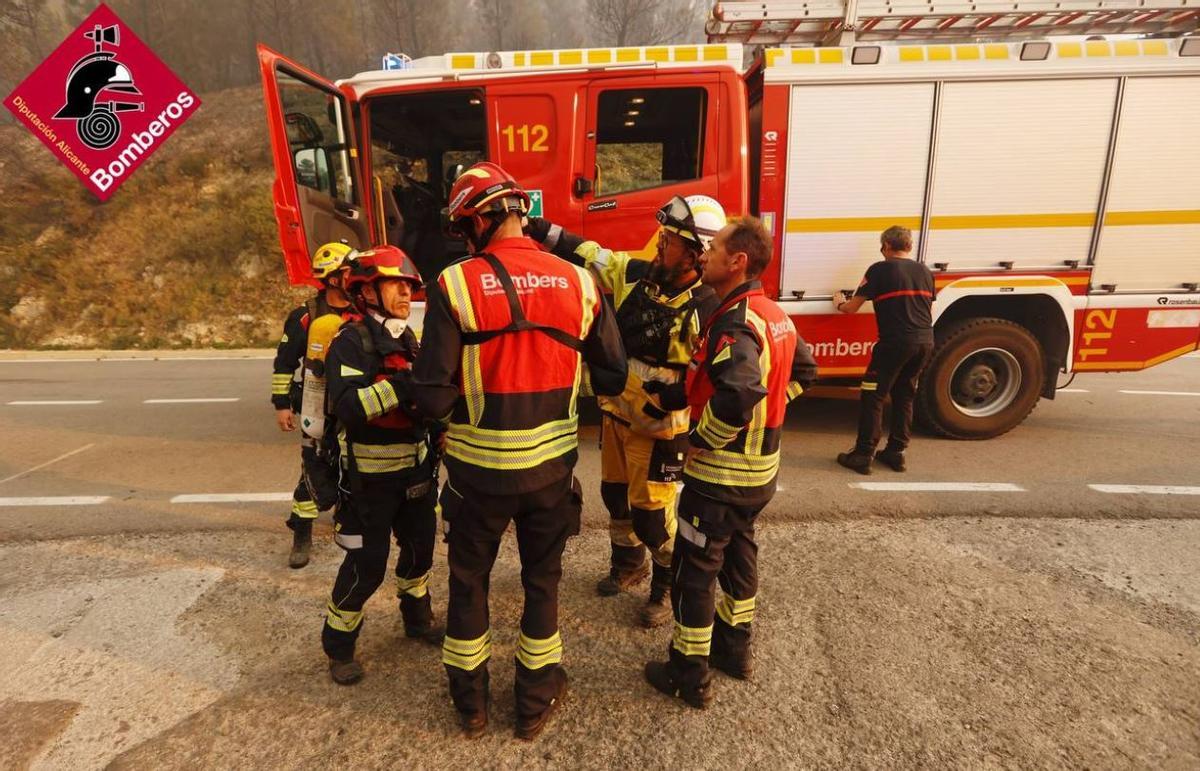 Bomberos en el incendio de Tàrbena
