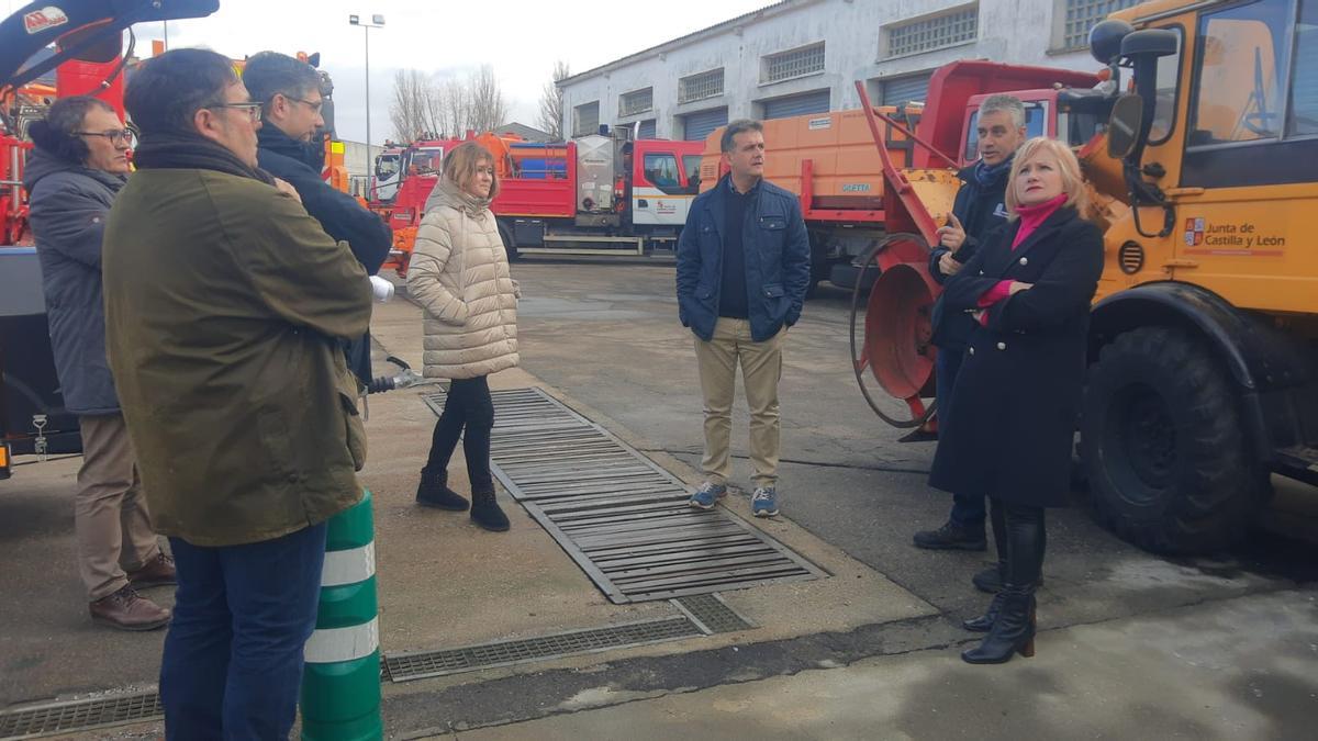 Leticia García Sánchez en el parque de maquinaria de la Junta en Sanabria.