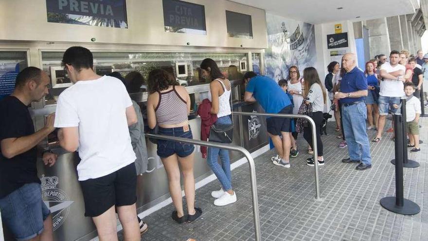 Aficionados blanquiazules retiran sus carnés durante la última campaña de abonados del Deportivo.