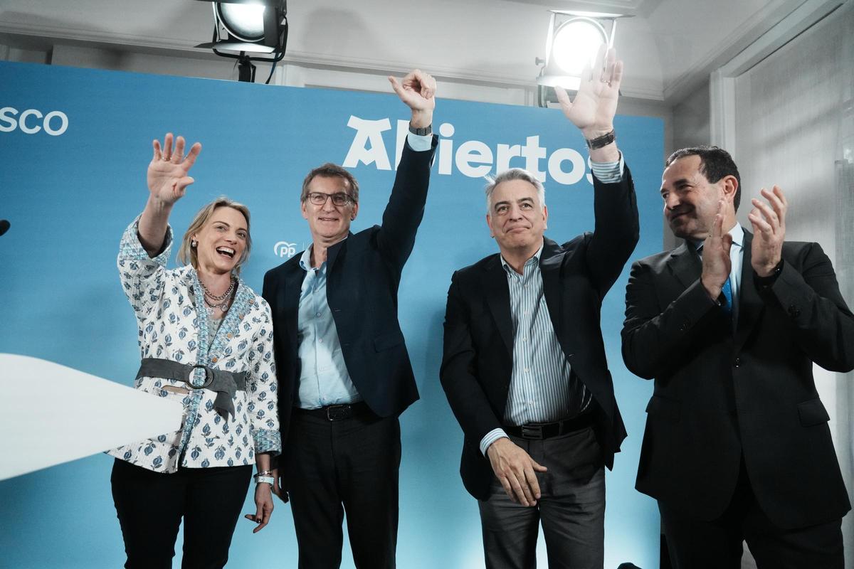 El líder del PP, Alberto Nuñez Feijóo (2i), junto al presidente del PP vasco, Javier de Andrés (2d), y la secretaria general PP País Vasco, Esther Martínez (1i), durante un mitin, en el Palacio San Joseren, en Getxo.