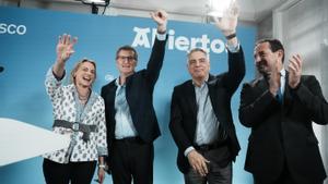 El líder del PP, Alberto Nuñez Feijóo (2i), junto al presidente del PP vasco, Javier de Andrés (2d), y la secretaria general PP País Vasco, Esther Martínez (1i), durante un mitin, en el Palacio San Joseren, en Getxo.