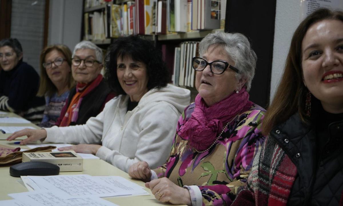 El fondo de la biblioteca de Villaralbo cuenta con más de 15.000 libros. | JOSE LUIS FERNÁNDEZ