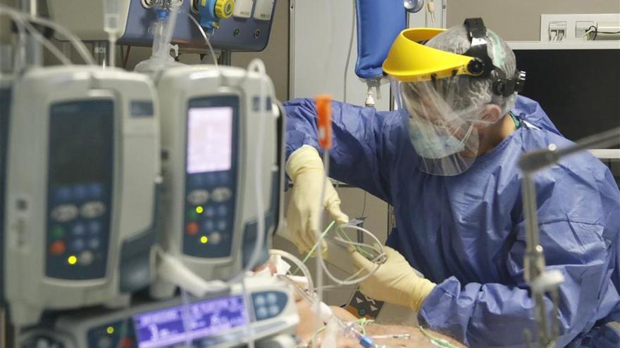 Un sanitario en la planta covid de un hospital.