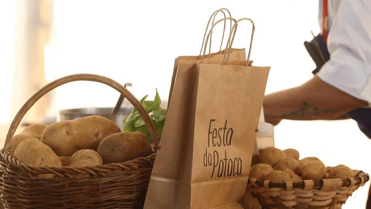 Unha cesta de patacas na festa na que se enxalza este produto en Coristanco.